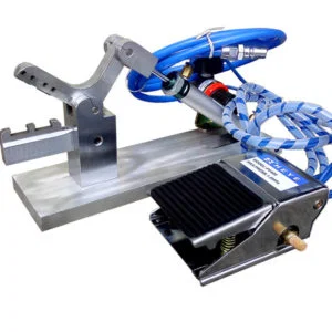 내부 와이어를 플라스틱 와이어 클로 홀더에 배치합니다.