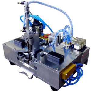내부 와이어를 플라스틱 와이어 클로 홀더에 배치합니다.